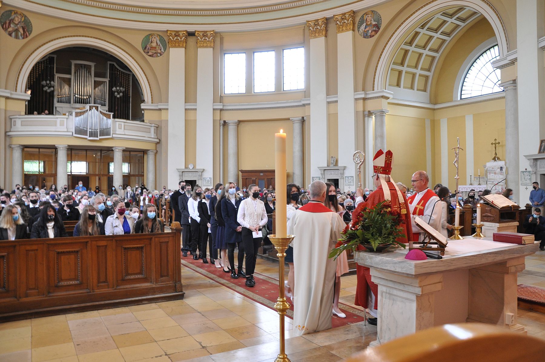 Városi bérmálás pünkösdvasárnap a Prohászka templomban